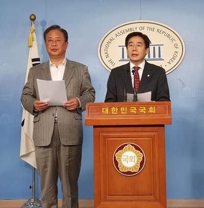 대안신당 유성엽·무소속 이용호 국회의원은 3일 국회 정론관에서 기자회견을 하고 있다.