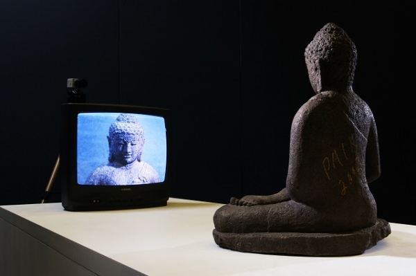 백남준(1932~2006), 부처조각상·CRT TV·폐쇄회로 카메라, 가변크기, 1974(2002).
