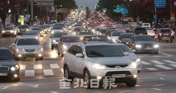 4일 전북지역의 교통사고 다발지역 중 하나인 전주종합경기장 사거리에 수많은 차들로 인해 극심한 교통체증이 일어나고 있다. 조현욱 기자
