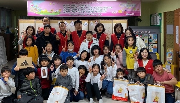 4일 전주 해님지역아동센터에서 전주 우체국에서 주최한 행복배달 소원우체통 행사가 열리고 있다. 사진= 전주우체국 제공