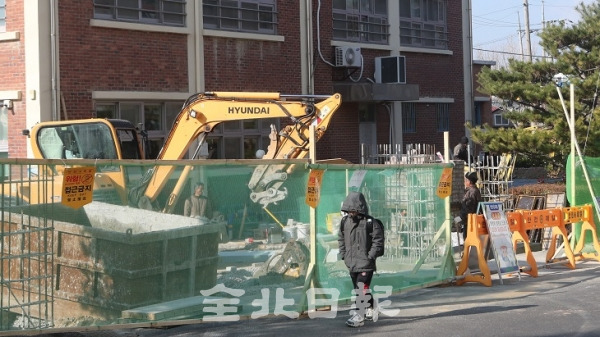 지난 6일 전주 A초등학교가 교문 보수공사를 하고 있어 등하교하는 학생들이 공사 현장 바로 옆을 지나가 공사 먼지와 안전위험에 노출돼 있다. 조현욱 기자