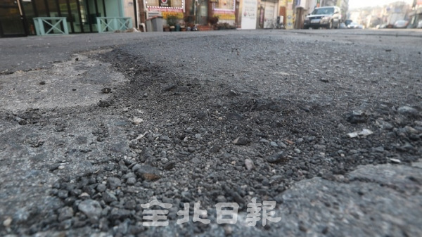 8일 전주시 완산구 전라감영로를 비롯한 전주시내 도로가 파이고 밀려있어 운전자들의 안전운전이 위협받고 있다. 조현욱 기자