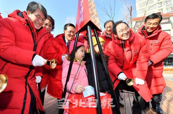 제91주년 구세군 자선냄비 전라북도 시종식이 열린 7일 전주 오거리문화광장에서 송하진도지사를 비롯한 참석자들이 시종선언을 갖고 자선냄비 모금활동을 시작하고 있다. 박형민 기자