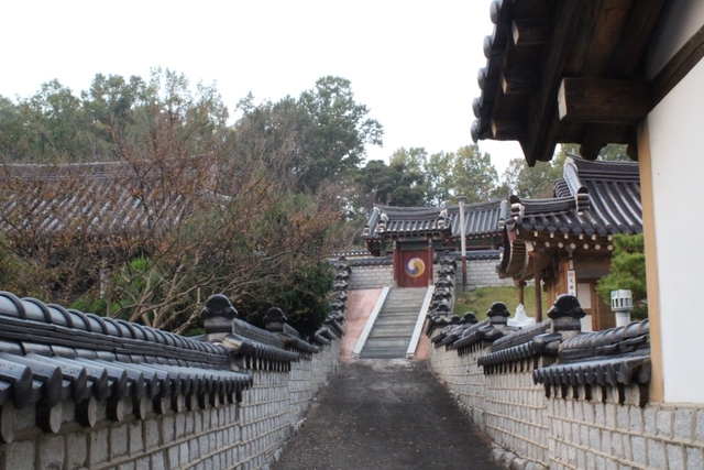 황강서원 홍살문 너머 풍경