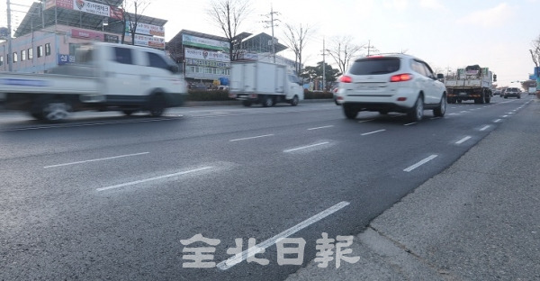 9일 전주시 기린대로에 만들어진 자전거 전용도로가 펜스 등 안전장치가 설치되지 않아 차들이 전용도로에서 주행을 하고 있다. 조현욱 기자