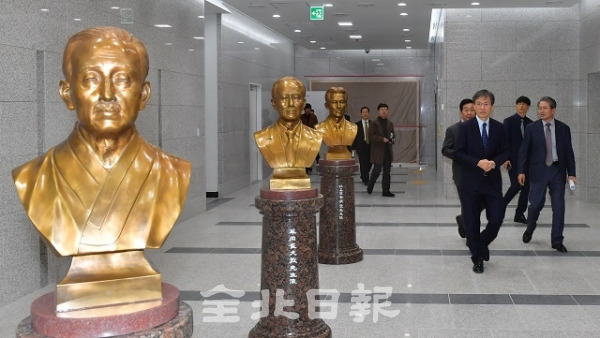 전주지방법원 신청사 로비에 세워진 법조삼성 흉상. 전북일보 자료사진