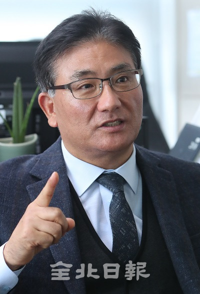 박동렬 쌍용차 전주중앙영업소 대표가 본보와의 인터뷰에서 판매실적 우수에 대해 직원들과 고객들에게 감사의 말을 하고 있다. 조현욱 기자