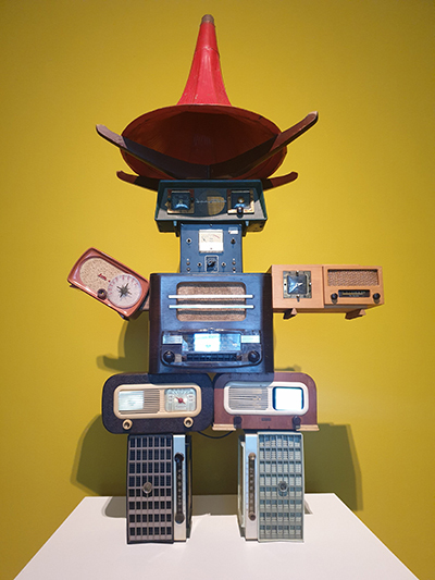 백남준(1932~2006), 진공관 라디오 케이스·LCD 모니터 3대·축음기 스피커 등, 183×108×61㎝, 2002.