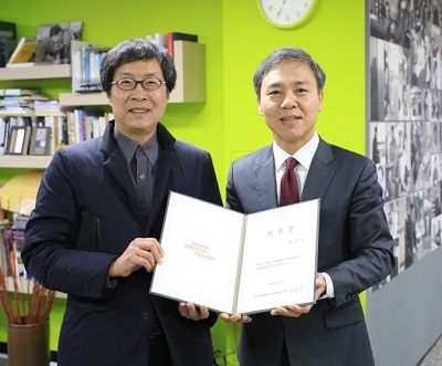 이준동 전주국제영화제 신임 집행위원장(왼쪽).