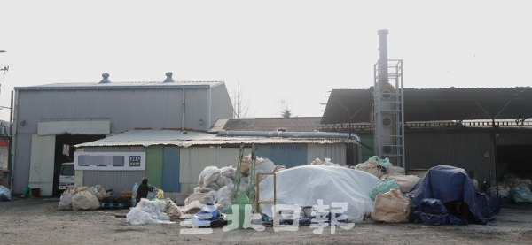 군산시 서수면 신장마을에 있는 폐비닐 재생공장으로 인해 인근 마을 주민들이 악취와 두통을 호소하고 있는 가운데 11일 문제의 폐비닐 재생공장이 가동을 하고 있다. 조현욱 기자