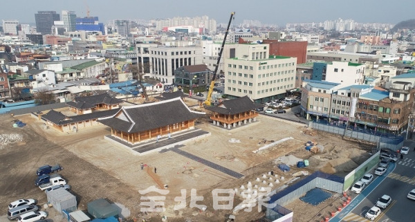 지난 10일 내년 3월을 목표로 막바지 복원 공사가 진행중인 전라감영 선화당과 광풍각 등 주요 건물이 도심속에서 모습을 보이고 있다. 박형민 기자