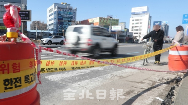 12일 전주시 금암광장 교차로가 공사로 인해 인도가 막혀있어 시민들이 차도에서 신호를 기다리고 있다. 조현욱 기자