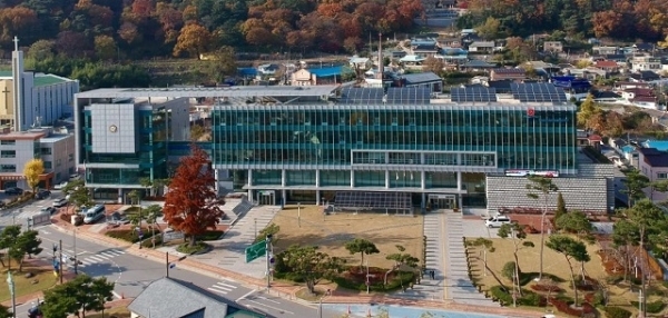 부안군청사 전경.