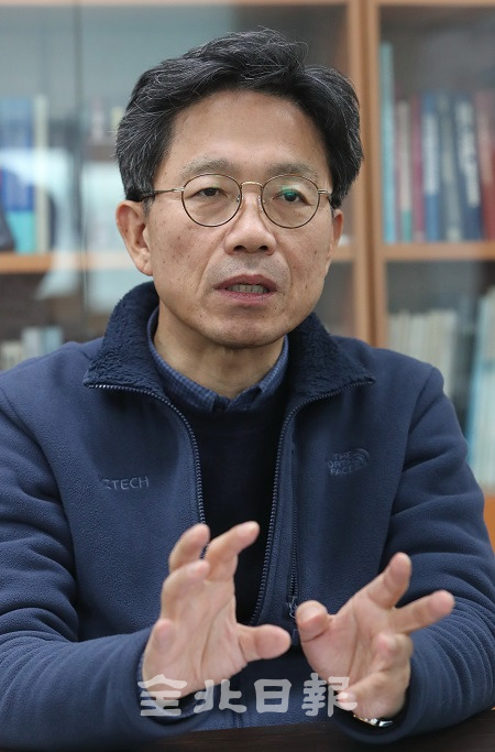 방윤혁 한국탄소융합기술원 원장이 본보와의 인터뷰에서 탄소기술원이 나아갈 방향에 대해 말하고 있다. 조현욱 기자