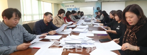 2020 전북일보 신촌문예 예심이 전북일보 회의실에서 열린 14일 심사위원들이 출품된 작품들을 심사하고 있다. 조현욱 기자