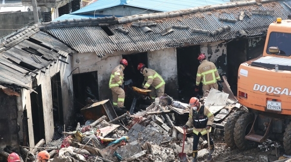 지난 8월 19일 전주시 서노송동의 한 여인숙 화재 현장에서 소방관들이 잔불 제거와 수색작업을 하고 있다. 전북일보 자료사진