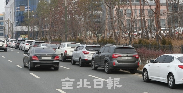 지난 13일 전주지방검찰청 인근 도로에 불법으로 주차한 차들이 길게 늘어서 있다. 조현욱 기자