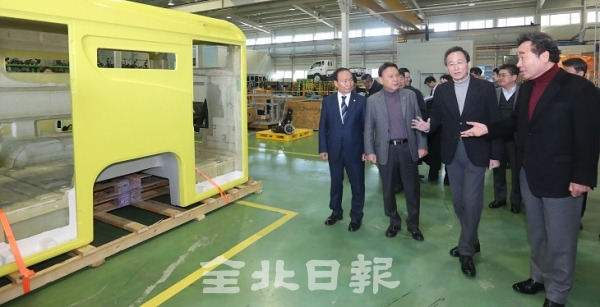 지난 14일 이낙연 국무총리가 군산시 자동차융합기술원에서 열린 군산 고용·산업위기지역 현장간담회에 참석해 상용차 연구개발 지원 장비시찰을 하고 있다. 조현욱 기자