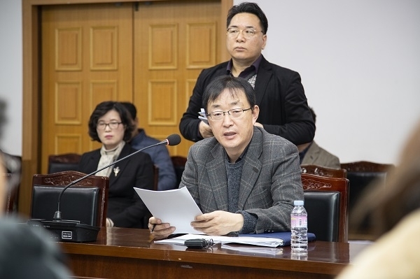 익산시 신승원 안전환경국장이 17일 낭산면 폐석산에 불법 매립된 폐기물 이적처리 계획에 대해 설명하고 있다.