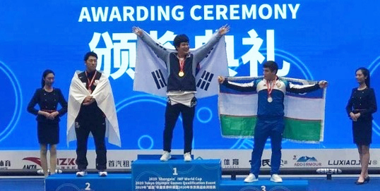 진안군청 역도부 유동주 선수가 중국 톈진에서 열린 2019 IWF 월드컵 역도 대회에서 금메달을 획득한 후 환호하고 있다.