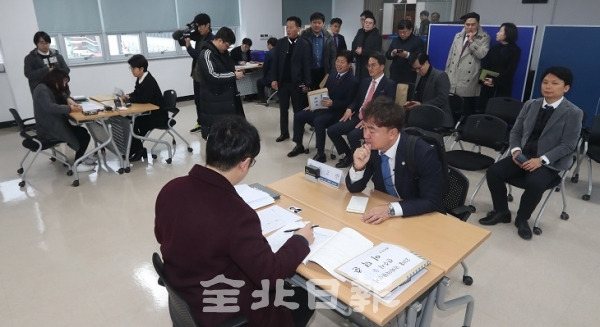 제21대 총선 예비후보자 등록이 시작된 17일 전주시 완산구선관위에서 예비후보자들이 서류를 접수 하고 있다. 조현욱 기자