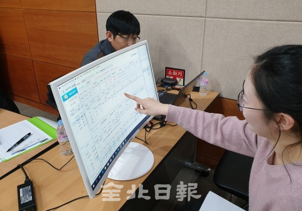 2020학년도 수능을 치른 전북지역 수험생들이 도내 진로진학 교사들이 운영하는 진학상담실에서 맞춤형 상담을 받고 있다. 김보현 기자