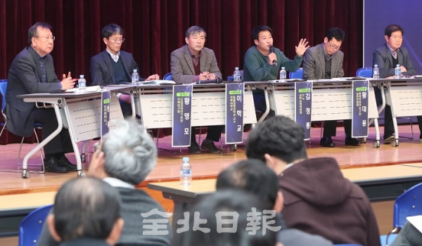 18일 전북도청에서 전북 도농융합상생문명 대토론회가 열린 가운데 김정룡 삼람 농정위원회 간사가 발언을 하고 있다. 조현욱 기자