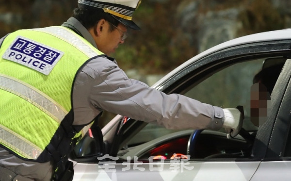 지난 18일 전주시 완산구 간납로 일대에서 전주완산경찰서 교통경찰들이 음주단속을 하고 있다. 조현욱 기자