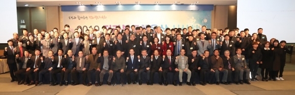 23일 전주 오펠리스웨딩홀에서 열린 2019 전북체육상 시상식에서 수상자들이 단체 기념사진을 찍고 있다. 사진= 전북체육회 제공