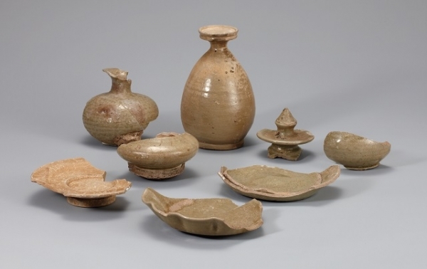 병, 뚜껑, 잔받침, 꽃 모양 접시.