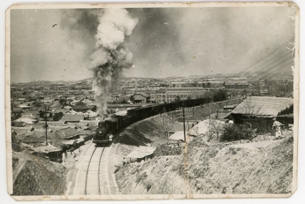 한옥마을 오목대 아래를 지나는 증기기관차(1950년대).