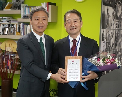 방송인 김병조 씨(오른쪽)와 김승수 전주시장.