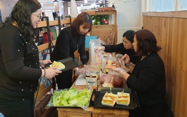 익산 학부모들이 23일 장점마을 주민을 돕기 위한 일일 기부 찻집을 운영했다.