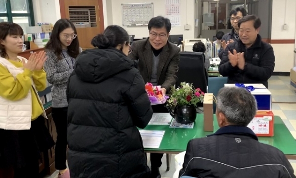 익산시 함열읍 소형섭 읍장을 비롯한 직원들은 23일 막내딸 출생 신고를 위해 행정복지센터를 찾은 부부에게 꽃다발, 케이크, 과일상자 등을 전달하며 아홉째 아기 출산을 축하했다.