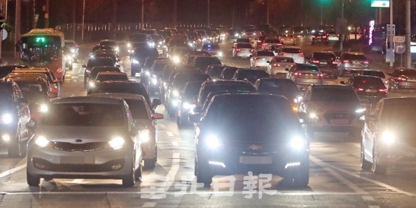 24일 전주 진입도로인 콩쥐팥지로에 퇴근 시간 많은 차량이 몰려 심각한 교통체증을 겪고 있다. 조현욱 기자
