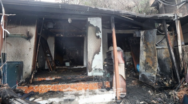 26일 화재 사건이 일어났던 전주시 동완산동의 한 주택이 모두 검게 그을려 참혹했던 당시의 현장을 보여주고 있다. 조현욱 기자