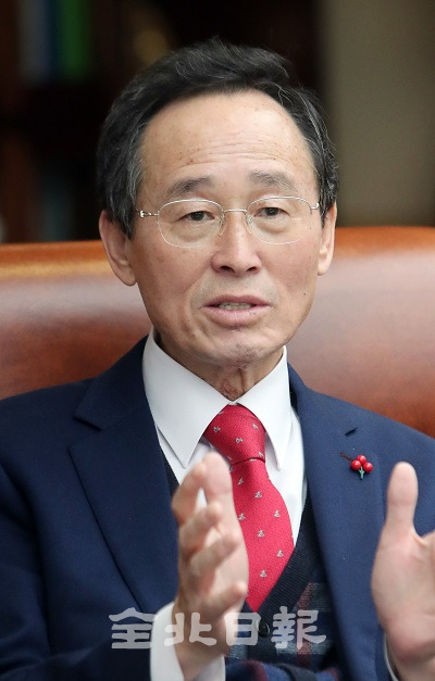 26일 송하진 도지사가 본보와의 인터뷰에서 다가오는 2020년 경자년 도정 계획에 대해 말하고 있다. 조현욱 기자