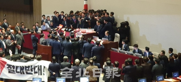 27일 '공직선거법 개정안' 통과를 저지하기 위해 자유한국당 의원들이 국회 본회의장에서 의장석에 오르는 문희상 의장을 막고 있다. 사진=서울 김세희 기자