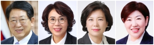 (왼쪽부터) 박병술 의장, 이경신·이남숙·이윤자 의원