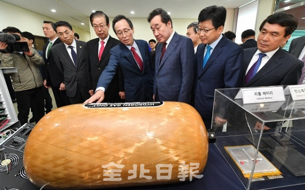 지난 4월 이낙연 국무총리가 완주군 우석대학교 수소연료전지 지역혁신센터(RIC)를 방문한 가운데 송하진 도지사로부터 수소차에 사용되는 수소저장용기에 관한 설명을 듣고 있다. 전북일보 자료사진