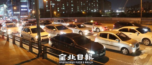 퇴근 시간대 교통체증이 심한 가련교~서곡교 사거리 구간. 전북일보 자료사진