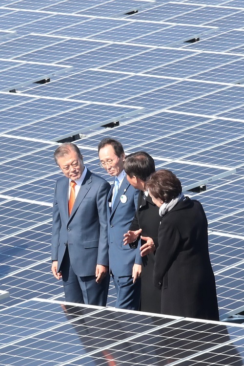 새만금 재생에너지 비전 선포식이 2018년 10월 30일 군산 유수지 수상태양광부지에서 열린 가운데 문재인 대통령과 송하진도지사, 김현미 국토부장관, 성윤모 산업통상자원부 장관이 수상태양광시설 현장을 둘러보고 있다. 사진제공 = 전북도.