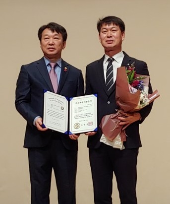 이복수 루미컴 대표(오른쪽)가 전북 최초로 LED조명 부문에서 조달청 ‘우수제품물품’으로 선정된 후 기념촬영을 하고 있다.