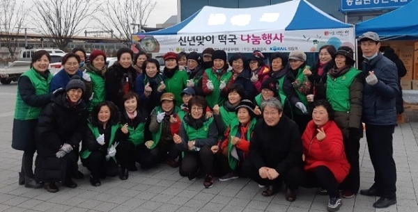 정읍시 새마을부녀회가 지난 1일 정읍역 광장에서 ‘2020년 신년맞이 떡국 나눔행사’를 펼쳤다.