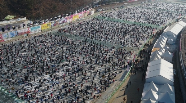 산천어 낚시장을 찾은 수많은 인파