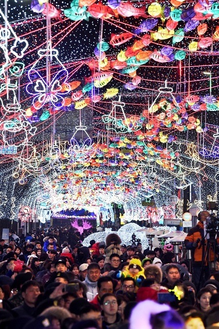 산천어 축제장일대 불밝힌 선등거리.