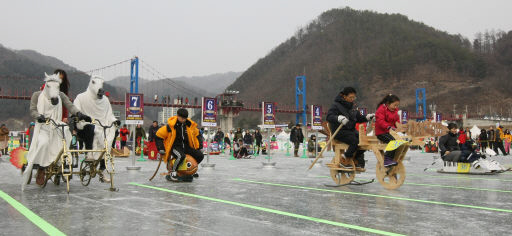 산천어 축제 창작썰매 콘테스트.