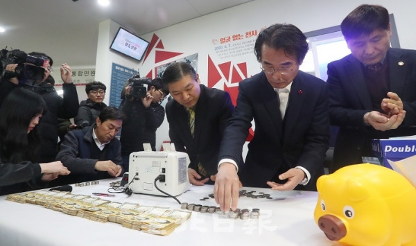 2일 전주시 노송동주민센터에서 직원들이 도난당했던 얼굴 없는 천사의 기부금을 세고 있다. 조현욱 기자