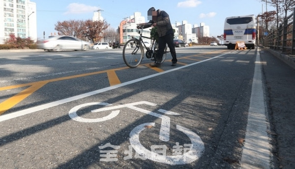 2018년도 9월부터 자전거 음주단속이 시행됐지만 음주운전은 여전한 것으로 나타나 실효성 있는 대책 마련이 요구되고 있다. 전북일보 자료사진