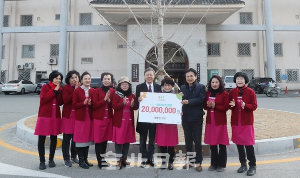 2일 김승수 전주시장이 종합경기장 부지재생 현장을 찾아 시민의 숲 1963 프로젝트의 성공적인 추진을 위한 '제1호 시민헌수금 전달식'을 하고 있다. 조현욱 기자